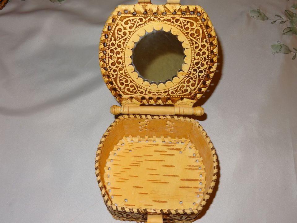 Cosmetic box made of birch bark