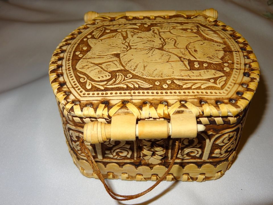 Cosmetic box made of birch bark