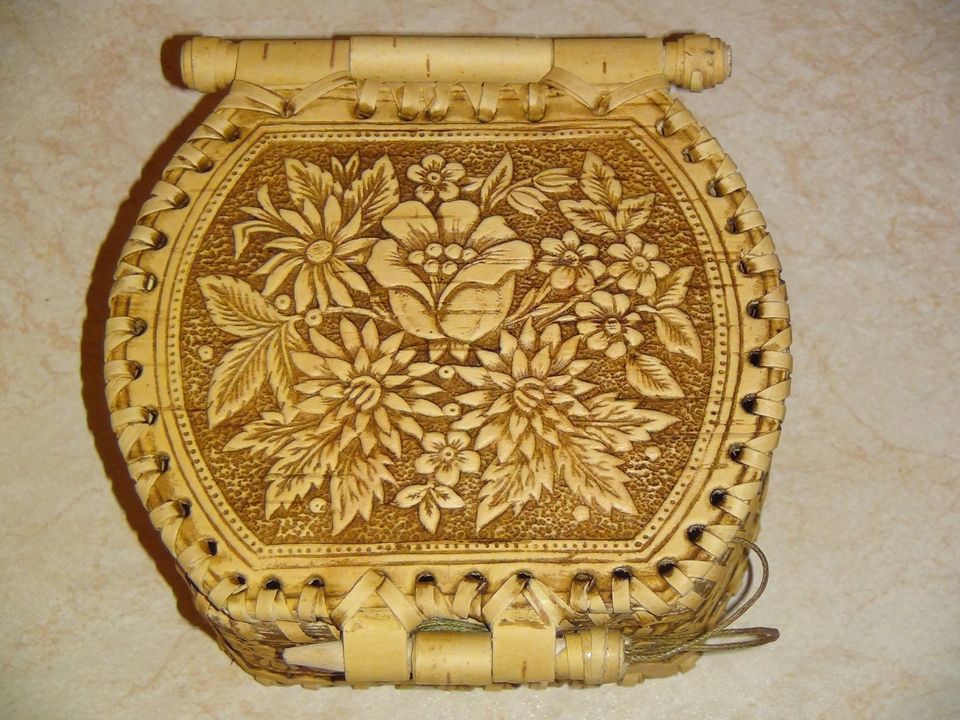 Cosmetic box made of birch bark