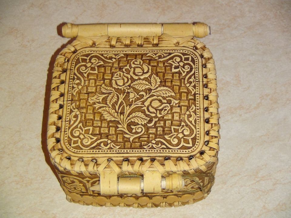 Cosmetic box made of birch bark