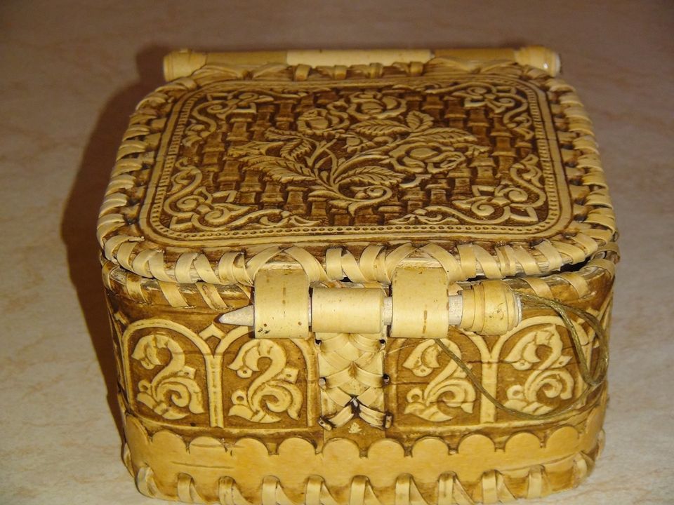 Cosmetic box made of birch bark