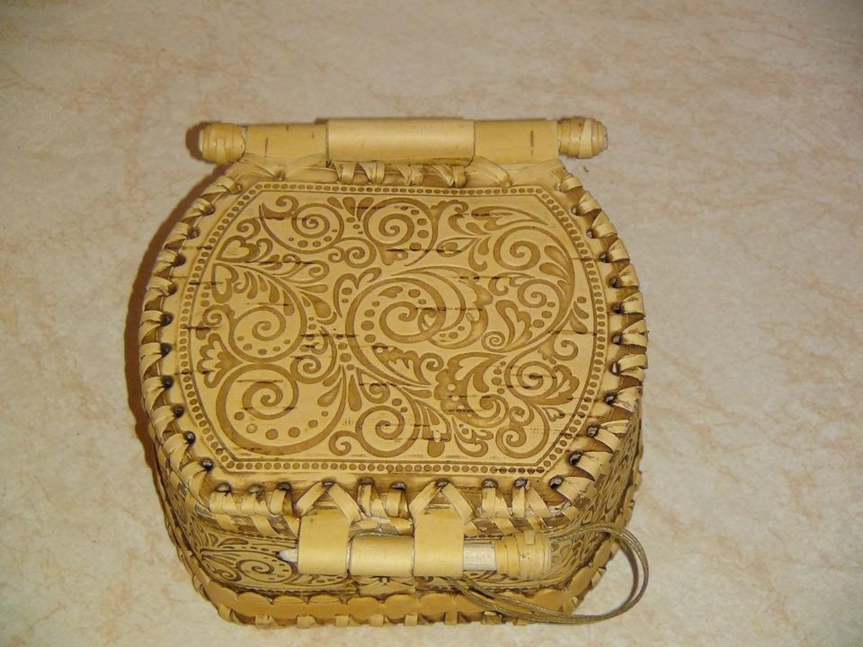 Cosmetic box made of birch bark