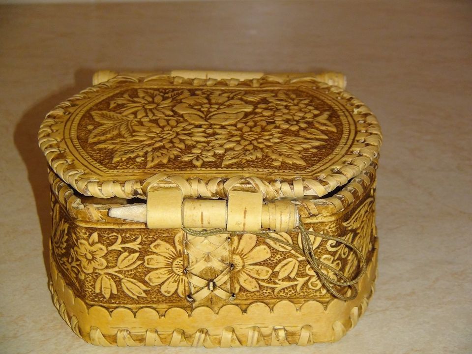 Cosmetic box made of birch bark