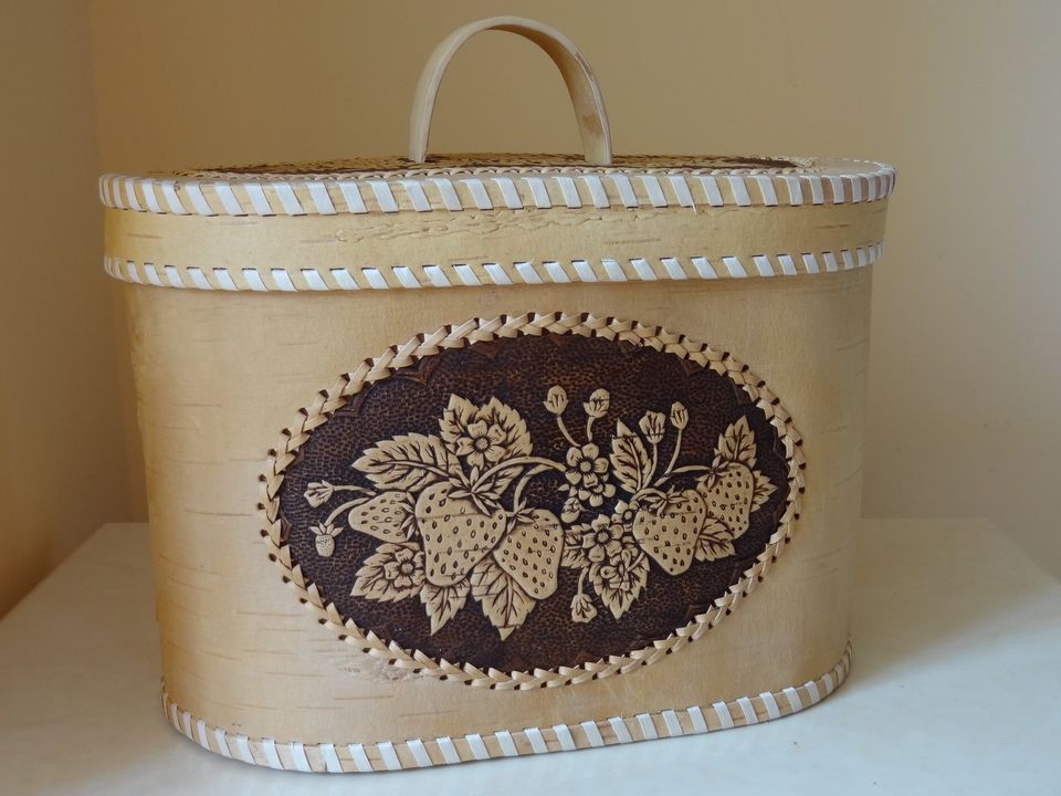 Bread box made of birch bark "Strawberry"