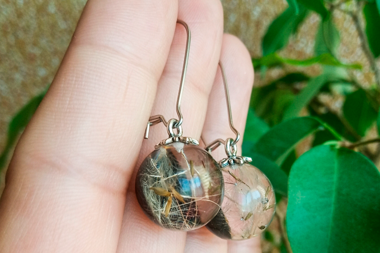 Dandelion in earrings made of epoxy resin