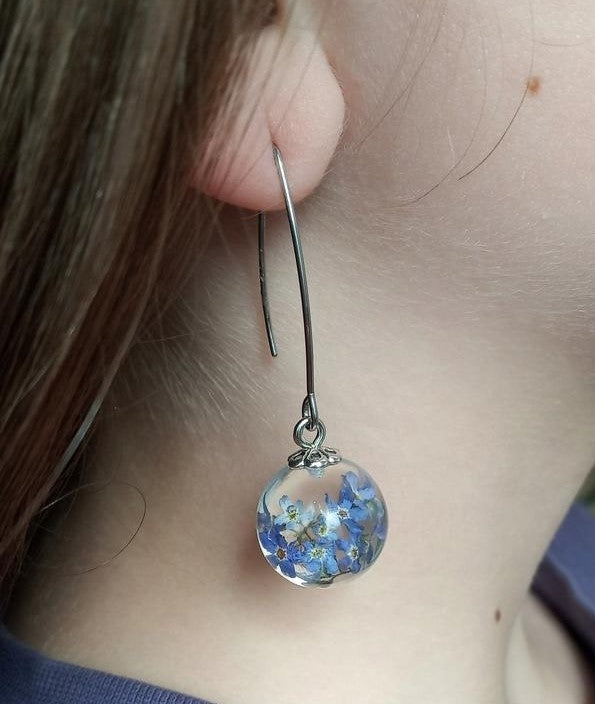 Earrings with forget-me-nots in jewelry resin