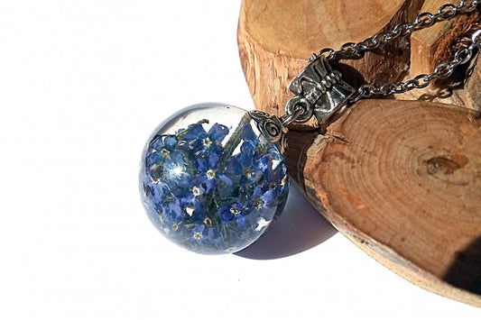 Pendant with forget-me-nots in jewelry resin