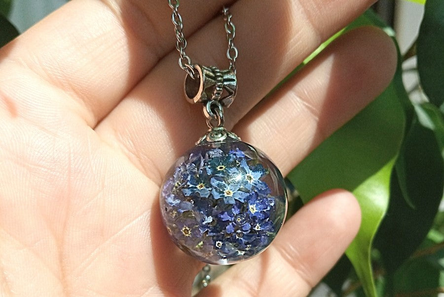 Pendant with forget-me-nots in jewelry resin