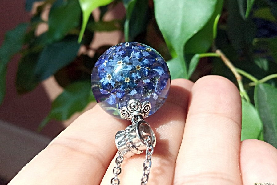 Pendant with forget-me-nots in jewelry resin