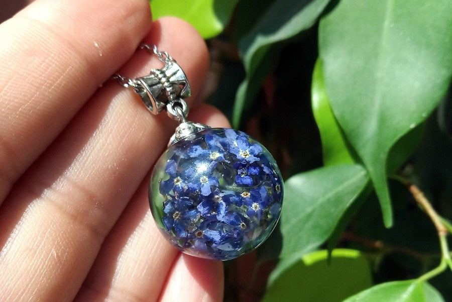 Pendant with forget-me-nots in jewelry resin