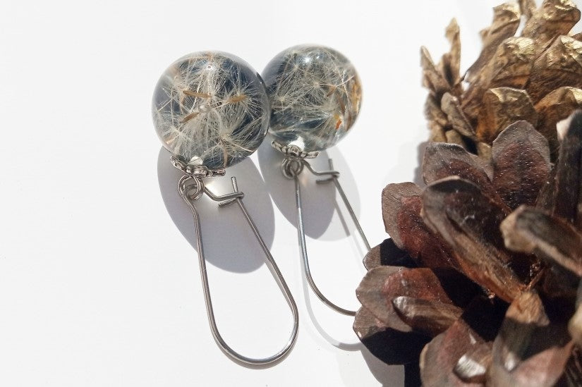 Dandelion in earrings made of epoxy resin