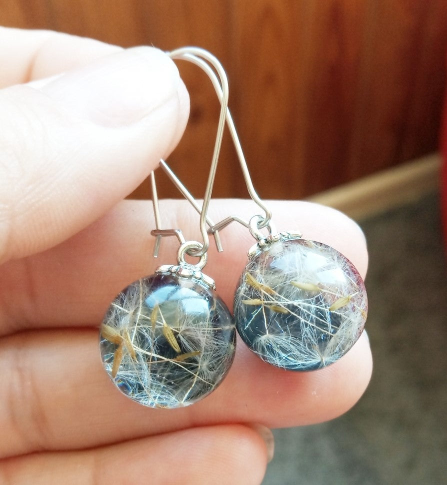 Dandelion in earrings made of epoxy resin