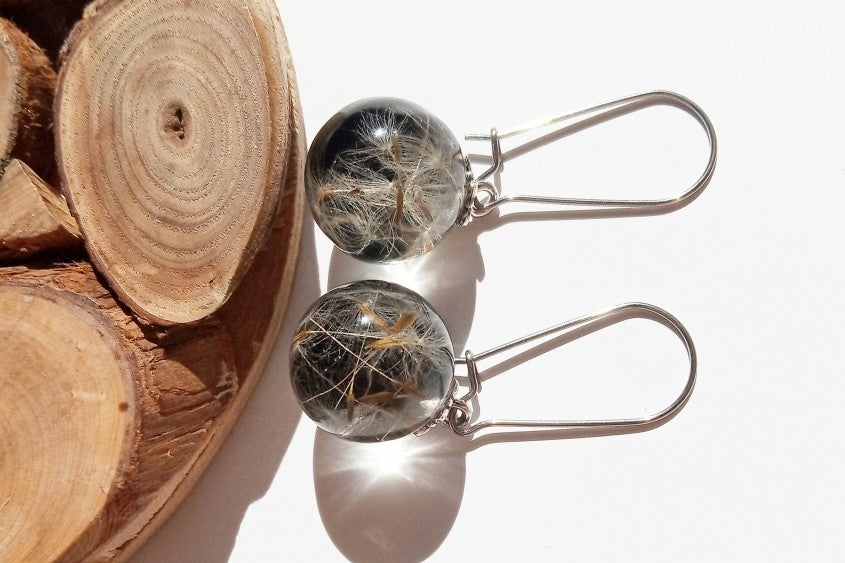 Dandelion in earrings made of epoxy resin