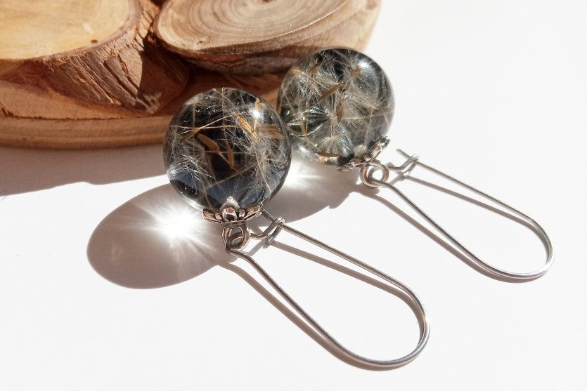 Dandelion in earrings made of epoxy resin